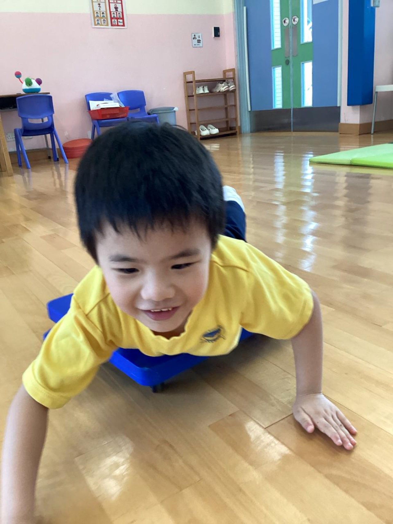 感統梁煒健