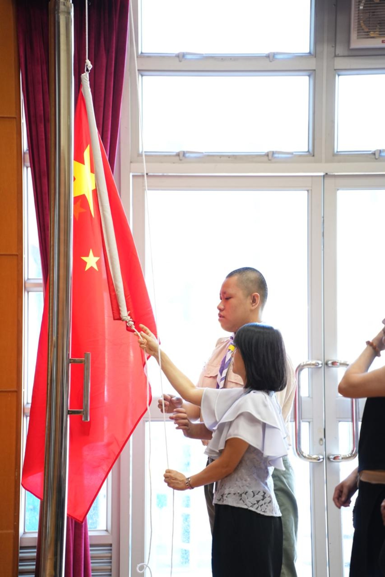 童軍協助升旗
