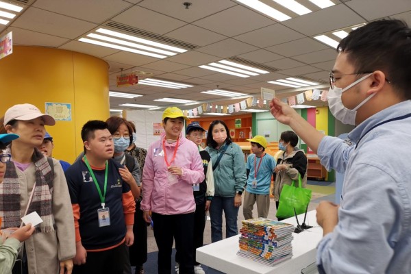 參觀圖書館